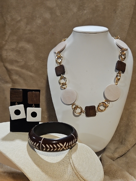 Jewelry - Stylish Wood & Gold Tone Necklace Set - Brown and Cream